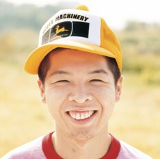 1stアルバム「ファンキーモンキーベイビーズ」と同じアングルで撮影された今回のジャケット。見つめてみるとDJケミカルの成長ぶりがわかるかも!?