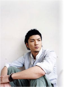 当日は髪をアッシュに染めシルバーのスーツを着用した森山。普段のライブとは趣の異なるファッションにも注目。