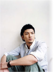 当日は髪をアッシュに染めシルバーのスーツを着用した森山。普段のライブとは趣の異なるファッションにも注目。