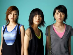 11月28日には待望のビデオクリップDVD「チャットモンチー レストラン 前菜」をリリース。これを観ながら武道館公演に向けて気持ちを昂らせよう。