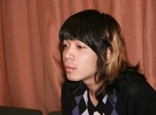 「『光』は特別な楽曲」と語る峯田和伸。インタビューは「ナタリー mobile」でも読むことができる（動画はPCのみ）。