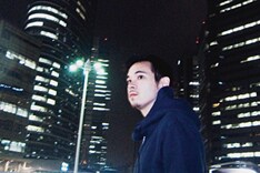 日本人とスウェーデン人のハーフ・LEO今井は日本語・英語・スウェーデン語・フランス語の4ヶ国語を操り、現在は名門・オックスフォード大学院に籍を置くという異色の経歴の持ち主だ。