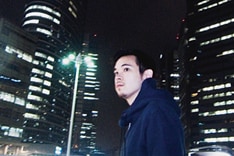 日本人とスウェーデン人のハーフ・LEO今井は日本語・英語・スウェーデン語・フランス語の4ヶ国語を操り、現在は名門・オックスフォード大学院に籍を置くという異色の経歴の持ち主だ。