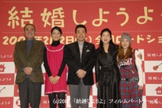 AYAKO（写真右）はこの作品について「家族みんなで食事をするのはとても大切で、かけがえのないものだということを、今回この作品で初めて思いました」とコメント。