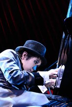 新垣結衣のデビューアルバム「そら」で、タイトル曲の作曲を手がけたH ZETT M。こちらは12月5日リリース。