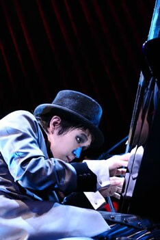 新垣結衣のデビューアルバム「そら」で、タイトル曲の作曲を手がけたH ZETT M。こちらは12月5日リリース。