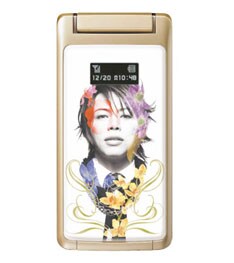 メニュー画面や待ち受け画面なども同モデルオリジナルのデザイン。オンラインショップおよび一部店舗で販売されている。