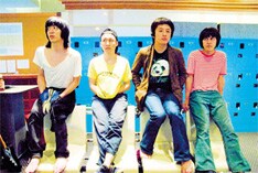 11月21日にニューシングル「光」をリリースしたばかりの銀杏BOYZ。少年ナイフとの珍しい対バンでどのようなパフォーマンスをみせてくれるのか期待が高まる。