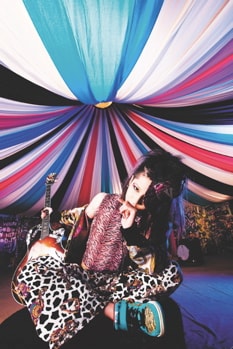 ネオヴィジュアリズムの雄として人気急上昇中の雅-miyavi-。本日12月1日に発売された渋谷C.C.Lemonホール公演（12月25日開催）のチケットは即日完売を記録しており、その人気ぶりが伺える。