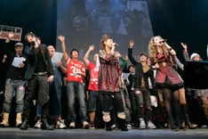 現在、日本では1日あたり4人ずつHIV感染者が増えている。この現状を伝えるべく「RED RIBBON LIVE」が開催された。