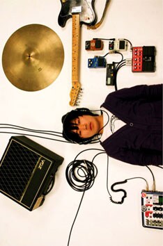 毎週月曜日に新曲をMySpace上で発表する企画「新曲の嵐」も続々更新中。12回目を迎える今週は自身の漫画好きをテーマにした「漫画を読む人」。