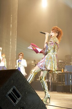 さまざまな演出で大盛り上がりとなったこの日のライブ。途中にはメンバーからのプレゼントが当たる抽選会も行われた。