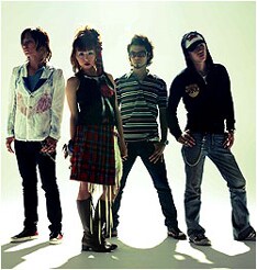 「BAD！BAD！BAD！」は12月16日放送の「RADIO TWISTER」内での初オンエアが決定。番組にはボーカル・HIROも生出演するので、名古屋在住のファンはエアチェックしてみよう。