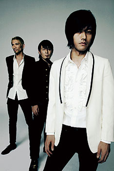 全国ツアー「glare TOUR」が昨日12月13日、盛況のうちに終了したTHE RODEO CARBURETTOR。テレビ東京系アニメ「銀魂」のエンディングに起用された新曲「Speed of flow」は2008年2月14日にリリースされる。