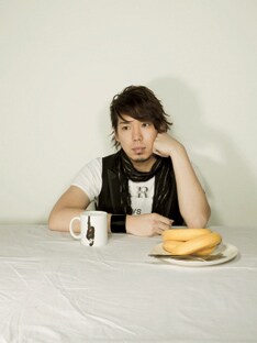 秦基博をゲストに迎えたカバーは「VOICE × VOICE Vol.1」と銘打たれている。こちらの展開も楽しみなところだ。