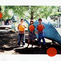 写真は最新シングル「茜色の約束」。au「LISMO」のCMソングとしてスマッシュヒットを記録。