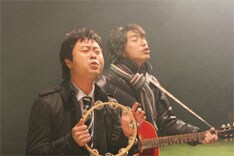 今回のセッションについて、トータス松本は「タンバリンも相当うまいし、河本さんのリズムにのっかって、しっかり唄えた」と絶賛。また「河本さんにウルフルズの歌を唄ってもらうほうが、僕らがプロモーションするより絶対効果あるで（笑）」と語り、大満足のCMに仕上がったようだ。