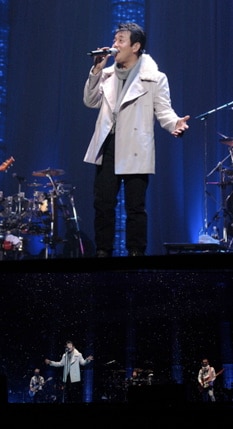 今後彼らは北海道・仙台・名古屋・神戸でライブを開催。12月29日の神戸ワールド記念ホールでツアーファイナルを迎える。