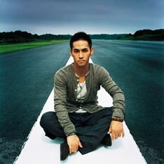 台北・台湾でのライブや、香港スターのアンディ・ラウが彼のデビュー曲「それぞれに」を広東語でカバーするなどアジア地域で高い人気を誇る中孝介。今後もグローバルな活躍が期待されている。