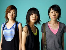 チャットモンチーは現在全国ツアー「生命力みなぎりTOUR」の真っ最中。3月31日・4月1日には日本武道館2daysライブも行われる。