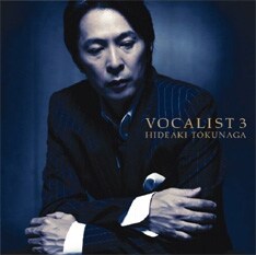 写真はカバーブームの先がけとなった大ヒット作「VOCALIST3」。薬師寺ライブでは自身のヒット曲のほか、中島みゆきのカバー「時代」などが披露されている。