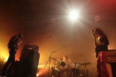 ゆらゆら帝国は12月30日にLIQUIDROOM ebisuで恒例の年末ライブを開催。ゲストにジャパノイズの帝王・インキャパシタンツが出演する。