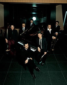 勝手にしやがれの今年最後のライブは、12月27日のSHIBUYA-AX公演。客席でドラムソロが展開されるなど前代未聞のステージセットによるパフォーマンスが行われる予定だ。