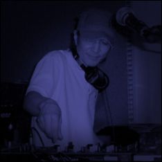 V2は小室哲哉とYOSHIKIの2人によるスーパーユニット。1992年にシングル「背徳の瞳～Eyes of Venus～」をリリースし、小室哲哉によるアグレッシブなボーカルが話題を集めた。その後は現在に至るまで沈黙を守り続けている（写真はDJ TK)。