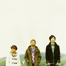 HOME MADE 家族は明日12月24日に横浜クイーンズスクエア クイーンズパークで開催される、J-WAVE（81.3FM） HOLIDAY SPECIAL「Coca-Cola presents LIGHT UP YOUR CHRISTMAS」番組公開生放送に出演。ミニライブを披露する予定だ。