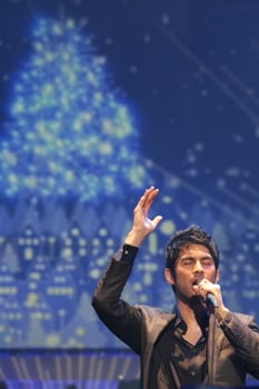 平井堅は昨日12月23日に札幌にて、恒例のライブ「Ken's Bar 2007 Winter」を開催。クリスマスムード満点の中、オリジナル曲に加え「White X'mas」「白い恋人達」などこの季節ならではのカバー曲も披露し、会場に詰めかけた7000人のファンを魅了した。