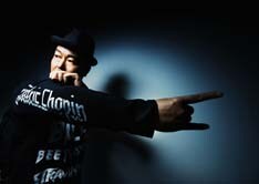 先日は勝手にしやがれが主催するイベント「LET'S GET LOST Vol.10 FINAL」に出演したSUEMITSU & THE SUEMITH。新曲「Boyz, Boy Don't Cry」はこのライブで初披露された。