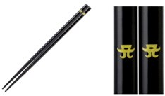 そばを注文した人にもれなくプレゼントされる箸には、黒地に金色の「A」マークを刻印。ここでしか手に入らない一品となっている。