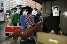 シングルのカップリングにはツアー新潟公演のライブ音源4曲も収録。こちらにも例のコール＆レスポンスが入っているとかいないとか。