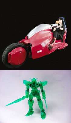 写真上は「Ash Like Snow」のジャケット写真、写真下は今回制作されたブリグリカラーのガンプラ。