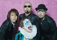 11月21日にもカバーアルバム「GONG! GONG! ROCK'N ROLL SHOW!!」をリリースしたばかり。こちらは彼らが出演200回を達成した、新宿LOFTに縁の深いバンドの曲をカバーしている。