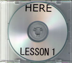 1stデモCDのタイトルは「LESSON 1」。新たな物語の始まりを感じさせる4曲が収められている。