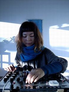 前作「ピアノ」はPolarisのオオヤユウスケがプロデュースを手がけ、TOKIE（Unkie等）や坂田学（元Polaris）が参加。永積タカシが楽曲を提供している。今回も前作同様に豪華ゲストが参加するのか楽しみにしておこう。