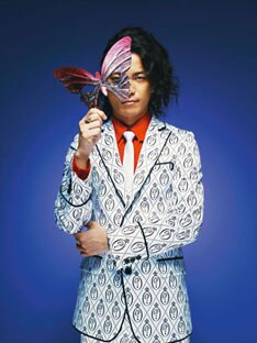 年末にブログで「みなさんを驚かせるニュースを、そうだなぁ、少なくとも３つは用意してあるので」と予告していたKREVA。結婚はこのうちのひとつ？