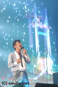 全国ツアーは14公演で15万人を動員。真冬とは思えない熱狂的なライブの様子は必見だ。