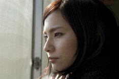 1月30日と2月20日に三軒茶屋GRAPEFRUIT MOONでライブを開催する榎本くるみ。2月20日はアコースティックワンマンライブとなる。