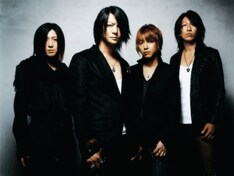 追加公演を含めると実に全58公演というロングツアーとなる「HIGHCOMMUNICATIONS TOUR 2007-2008」は、現在中盤に差し掛かったところ。明日1月22日には沖縄コンベンションセンター劇場でライブを行う。