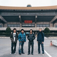 武道館ライブといえば、会場正面に掲げられるアーティストごとに異なる横断幕が名物のひとつ。当日はどのような横断幕が掲げられるのか気になるところだ。