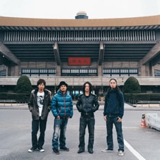 武道館ライブといえば、会場正面に掲げられるアーティストごとに異なる横断幕が名物のひとつ。当日はどのような横断幕が掲げられるのか気になるところだ。