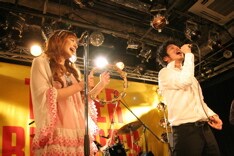 スザンヌはタンバリン片手に客席を盛り上げた。