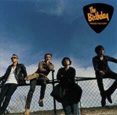 3月26日には初の武道館公演の模様を収録したライブDVD「Live at Far East」と、ライブ写真集を同時リリース（写真は最新シングル「プレスファクトリー」）。