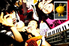 写真右上の黄色い球体が"岩見のとっつぁん"。彼のこれまでのキャリアは、彼のブログ「keigo iwami (bass) live schedule」で確認しよう。