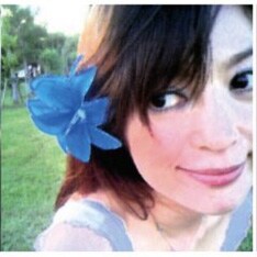 トリビュートアルバム収録曲目は、森若香織のブログにて発表されている（写真は昨年9月にリリースされたセルフカバー「ByeByeBye」）。