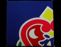 当日の会場外の様子やライブの模様はオフィシャルサイトの「REPORT」ページで確認できる。のぼりの写真も掲載。