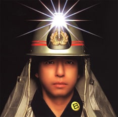 ジャケットはなぜか消防士用の防火服。