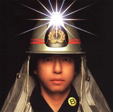 ジャケットはなぜか消防士用の防火服。